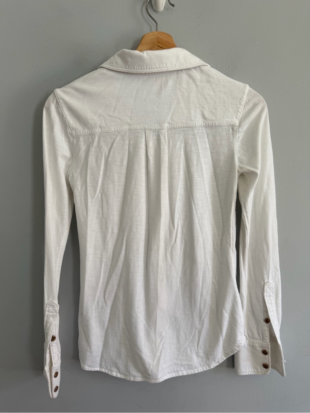 Faherty Sunwashed Knit Shirt in Washed White 100% Organic Cotton XS - Picture 5 of 5